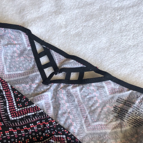 NWT Victoria’s Secret Low Rise Hiphugger panty. Cutouts on back. Limited edition - Picture 6 of 8